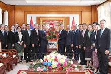 La delegación del Ministerio de Relaciones Exteriores de Laos felicita a la Embajada vietnamita. (Fotografía: VNA)