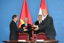 El secretario general del Partido Comunista de Vietnam, Nguyen Phu Trong, y el primer ministro húngaro, Viktor Orbán, presencian la ceremonia de firma del Memorando de Entendimiento entre la Asociación de la Industria del Agua de Hungría y el Comité Popular de la provincia de Thanh Hoa sobre el Proyecto de Suministro de Agua Limpia en la provincia de Thanh Hoa (10 de septiembre de 2018). (Fotografía: VNA)