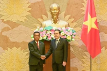 El presidente de la Asamblea Nacional de Vietnam, Tran Thanh Man (derecha), recibe al vicepresidente de la Asamblea Nacional laosiana Suvon Luongbunmi. (Fotografía: Nhan Dan)