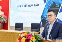 Le Quoc Minh, miembro del Comité Central del Partido Comunista de Vietnam, subjefe de la Comisión de Propaganda y Movilización de Masas de ese comité, presidente-editor de Nhan Dan y titular de la Asociación Nacional de Periodistas, interviene en el acto. (Fotografía: Nhan Dan)