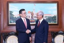 El vicepresidente del Comité Popular de Ciudad Ho Chi Minh Vo Van Hoan recibe a Kim Jeong-kee, director ejecutivo de la Secretaría de CityNet. (Fotografía: VNA)