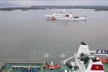 El Mando de la Región 3 de la Guardia Costera de Vietnam celebra una ceremonia de despedida al buque CSB 8005 que transporta una delegación de trabajo a la India. (Fotografía: VNA)