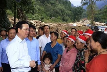 El presidente Vo Van Thuong visitó a las familias afectadas por una reciente y grave inundación en la comuna de Lien Minh del municipio de Sa Pa, en Lao Cai. (Fotografía: VNA)