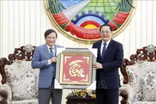 El embajador de Vietnam en Vientián, Nguyen Ba Hung, entrega regalos al primer ministro laosiano, Sonexay Siphandone, por la efeméride. (Fotografía: VNA)
