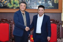 Que Dinh Nguyen, redactor subjefe del periódico Nhan Dan (derecha), y Zhao Yue, director general de ventas de la Oficina Regional de Asia y el Pacífico de la Agencia de Noticias Xinhua. (Fotografía: Nhan Dan)