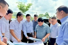 El vice primer ministro Nguyen Chi Dung se reúne con las autoridades de la provincia de Kien Giang para avanzar en los preparativos de la Semana de Líderes Económicos del APEC 2027. (Fotografía: VNA)