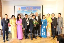 Representantes de la Embajada de Vietnam en Alemania y la junta directiva del Club. (Fotografía: VNA)
