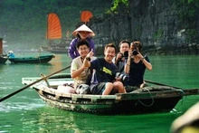 Los turistas visitan la Bahía de Ha Long. (Fotografía: thanhnien.vn)