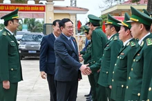 [Foto] Presidente del Parlamento felicita por el Tet a oficiales y habitantes en provincia central