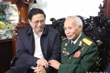 El premier Pham Minh Chinh visita al coronel Dang Phi Thuong. (Fotografía: Nhan Dan)