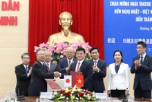 Acto de firma del acuerdo sobre fundación del Comité Organizador del festival. (Fotografía: baoquangninh.com.vn)