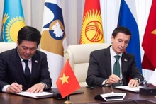 El ministro de Industria y Comercio de Vietnam, Nguyen Hong Dien, y el titular de Comercio de la CEE, Andrey Slepnev. (Fotografía: Nhan Dan)