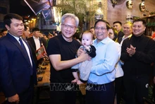 [Foto] Premier vietnamita y presidente de NVIDIA recorren Hanói por la noche