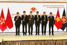 El cónsul general de Vietnam en Hongkong y Macao (China), Pham Binh Dam (segundo a la izquierda), y los invitados. (Fotografía: VNA)