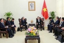 El vice primer ministro Tran Hong Ha (derecha) recibe al presidente y director ejecutivo de la Corporación japonesa Sumitomo, Shingo Ueno. (Fotografía: VNA)