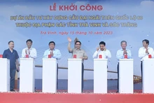 El primer ministro Pham Minh Chinh y los delegados en la ceremonia de inicio del proyecto de construcción del puente Dai Ngai. (Fotografía: Nhan Dan)