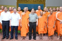 El primer ministro, Pham Minh Chinh, y miembros de la Asociación para la Solidaridad de Monjes Budistas Patrióticos de Tra Vinh. (Fotografía: Nhan Dan)