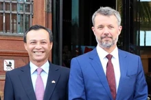 El embajador de Hanói en Copenhague, Luong Thanh Nghi, y el príncipe heredero de Dinamarca, Federico. (Fotografía: VNA)