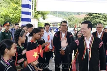 El presidente Vo Van Thuong participa en el Festival de la Gran Unidad Nacional en la comuna de Suoi Trai. (Fotografía: VNA)