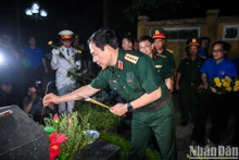 [Foto] Vigilia con velas en honor de los mártires de la defensa nacional