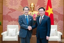 El presidente de la Asamblea Nacional de Vietnam, Vuong Dinh Hue (derecha), recibe a Maeda Tadashi, asesor especial del Gabinete de Japón y gobernador del Banco Japonés para la Cooperación Internacional. (Fotografía: Nhan Dan)