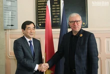El alcalde de Nevers, Denis Thuriot, recibe a Nguyen Tien Thanh, vicesecretario permanente del Comité del Partido Comunista de Vietnam en Thai Binh y presidente del Consejo Popular provincial. (Fotografía: Nhan Dan) 