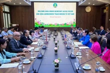 Phung Duc Tien, viceministro de Agricultura y Desarrollo Rural de Vietnam, se reúne el 12 de septiembre con Alexis Taylor, subsecretaria de Agricultura de Estados Unidos. (Fotografía: congthuong.vn)