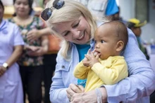La directora ejecutiva del Unicef, Catherine Russell, visita a niños en Gia Lai. (Fotografía: VNA)