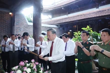 El secretario general del Partido Comunista de Vietnam, To Lam, rinde homenaje en el templo Chung Son, templo ancestral del Tío Ho. (Fotografía: VNA)