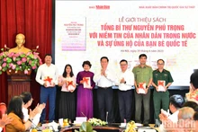 [Foto] Lanzan libro sobre el máximo dirigente partidista de Vietnam