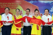 El presidente Vo Van Thuong (centro) en el acto de inauguración. (Fotografía: VNA)