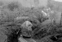 Al cese de la artillería, los soldados de choque vietnamitas aprovechan el terreno y los objetos que interponen la visión del enemigo para acercarse a sus posiciones en la colina de Him Lam y las aniquilan in situ, el 13 de marzo de 1954, fecha inicial de la campaña. (Foto: VNA)