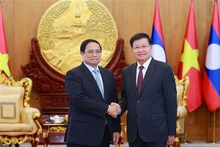 El primer ministro de Vietnam, Pham Minh Chinh, se reúne con el secretario general del Partido Popular Revolucionario y presidente de Laos, Thongloun Sisoulith. (Fotografía: VNA)
