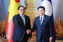 El primer ministro de Vietnam, Pham Minh Chinh, se reúne con el presidente de la Asamblea Nacional de Laos, Saysomphone Phomvihane. (Fotografía: VNA)