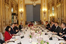 Panorama de las conversaciones entre el secretario general del Partido Comunista de Vietnam y jefe de Estado, To Lam, y el presidente francés, Emmanuel Macron. (Fotografía: VNA)
