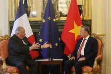 El secretario general del Partido Comunista de Vietnam y presidente del país, To Lam (derecha), se reúne en París con el titular del Senado francés, Gérard Larcher. (Fotografía: VNA)