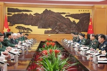 Panorama del encuentro entre el general Phan Van Giang, miembro del Buró Político del Comité Central del Partido Comunista de Vietnam, subsecretario de la Comisión Militar Central y ministro de Defensa, y Zhang Youxia, miembro del Buró Político del Comité Central del Partido Comunista de China y vicepresidente de la Comisión Militar Central. (Fotografía: VNA)