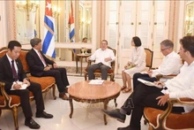 El ministro de Relaciones Exteriores de Cuba, Bruno Rodríguez Parrilla, recibe al embajador de Vietnam en Cuba, Le Quang Long. (Fotografía: VNA)