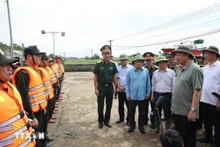 El secretario general del Partido Comunista y presidente de Vietnam, To Lam, visita a las fuerzas de rescate en la comuna de Truong Sinh, del distrito de Son Duong, en la provincia de Tuyen Quang. (Fotografía: VNA)