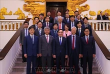 El vice primer ministro Tran Luu Quang y los delegados. (Fotografía: VNA)