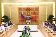 El vice primer ministro vietnamita Tran Hong Ha y su homólogo ruso, Dmitry Chernyshenko, copresiden la reunión. (Fotografía: VNA)