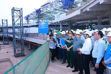 El primer ministro Pham Minh Chinh (al frente, cuarto desde la derecha) inspecciona las obras del Aeropuerto Internacional de Long Thanh. (Fotografía: VNA)