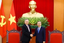 El secretario general del Partido Comunista de Vietnam, To Lam (derecha), recibe al senador estadounidense Steven David Daines.(Fotografía: VNA)