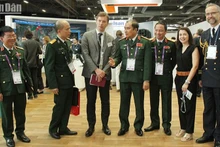La delegación vietnamita visita la exposición de industria de defensa Eurosatory. (Fotografía: Nhan Dan)