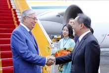 El jefe de la Oficina Presidencial, Le Khanh Hai, da la bienvenida al presidente kazajo, Kassym-Jomart Tokayev (izquierda), en el Aeropuerto Internacional de Noi Bai. (Fotografía: VNA)