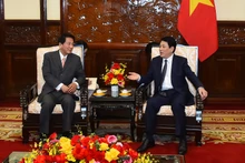 [Foto] Presidente Luong Cuong recibe a exembajador especial de Vietnam y Japón
