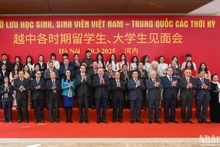 [Foto] Líder del PCV se reúne con exestudiantes vietnamitas y chinos de varias etapas