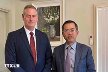 El embajador de Vietnam en Australia, Pham Hung Tam (derecha), y Simon White, presidente de la sección del Consejo Empresarial Australia-Vietnam de Queensland. (Fotografía: VNA)