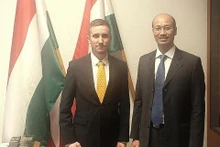 El subsecretario de Estado para el Desarrollo de las Relaciones Orientales del Ministerio húngaro de Asuntos Exteriores y Comercio, Stifter Adam, y el embajador de Vietnam en Hungría, Bui Le Thai. (Fotografía: VNA)