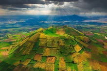 Volcán vietnamita “en llamas” en la temporada de girasoles silvestres